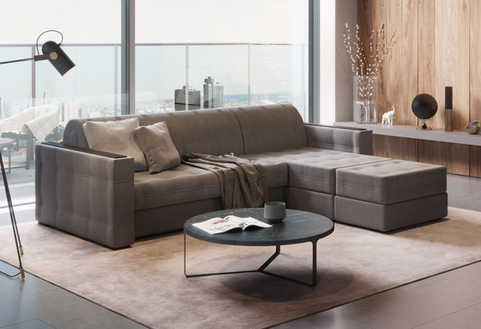 opklapbare bank met een ottoman in het interieur