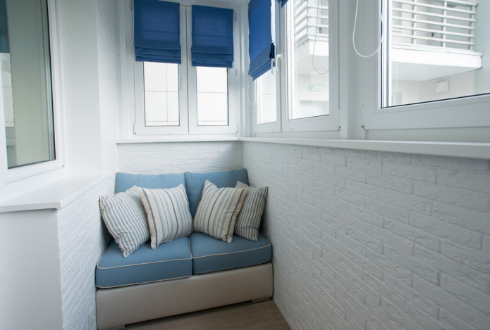 bank op een gesloten loggia