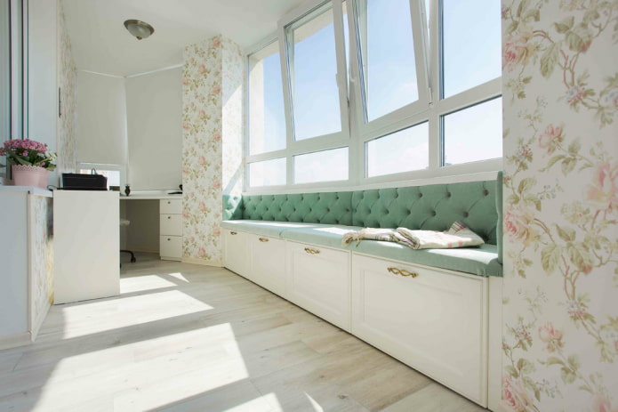 smalle bank in het interieur van de loggia