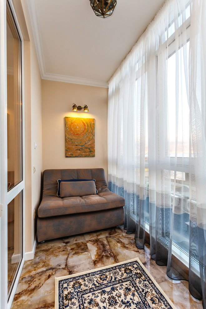 bank in het interieur van een smal balkon