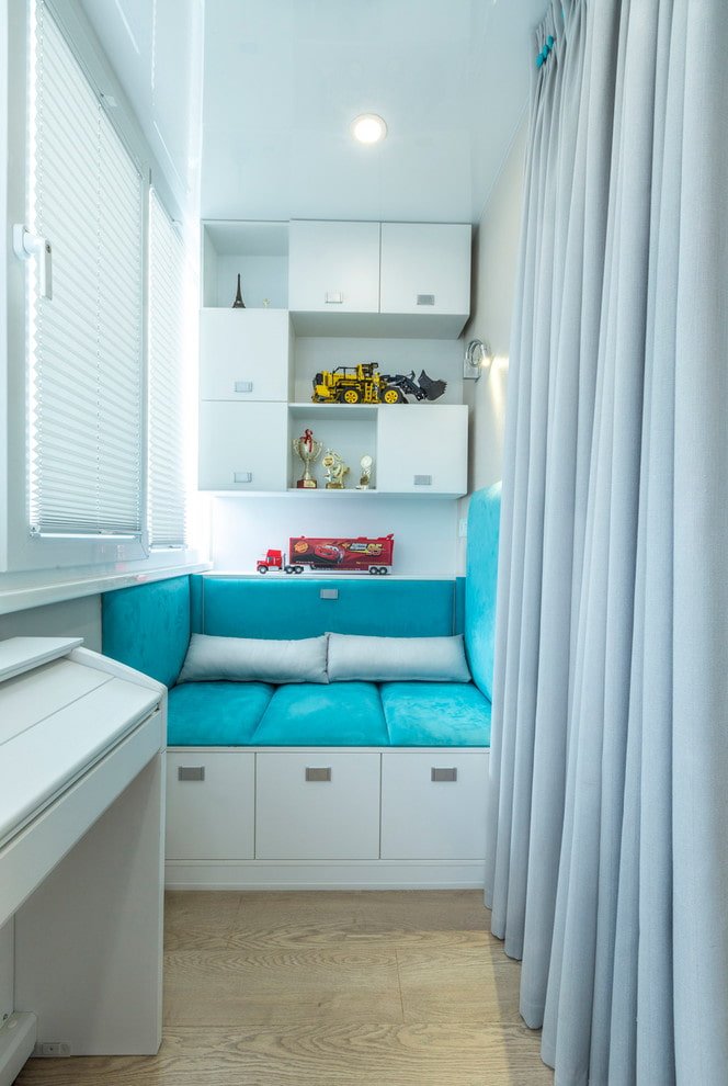 bank in het interieur van een smal balkon