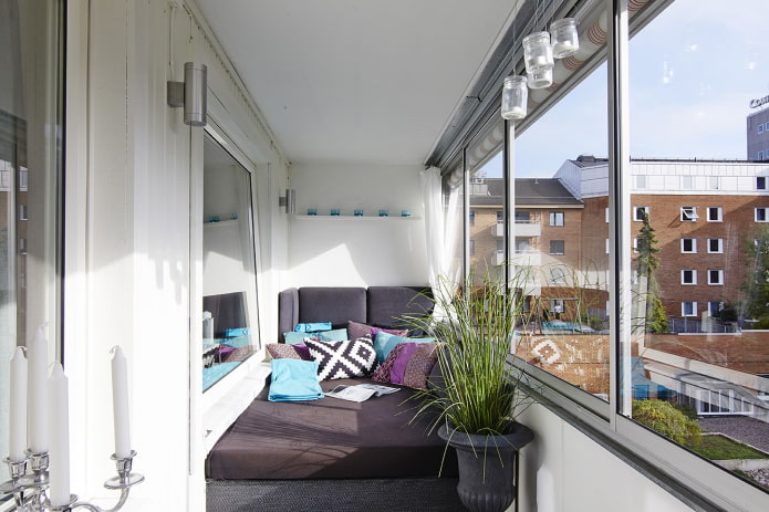 slaapbank in het interieur van de loggia
