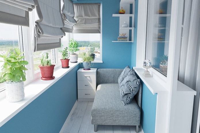 bank op een gesloten loggia