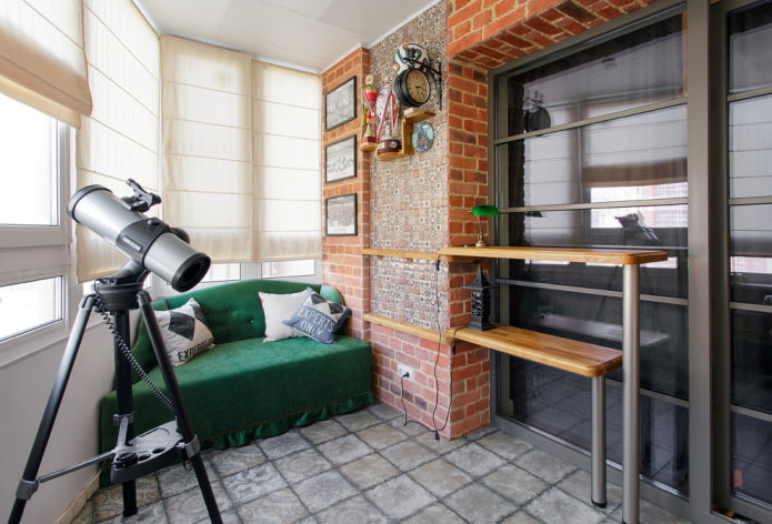 vrijstaande bank in het interieur van de loggia