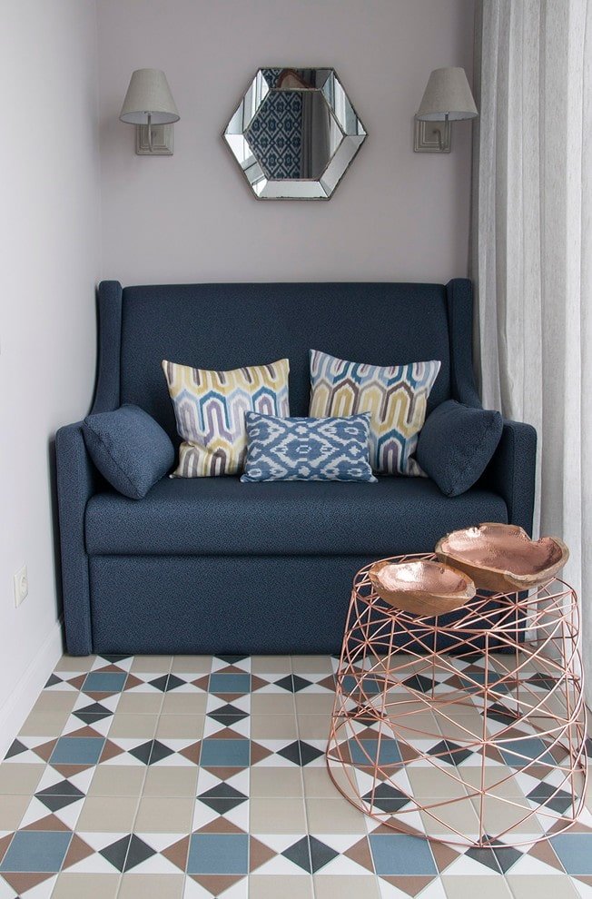 bank in het interieur van een klein balkon