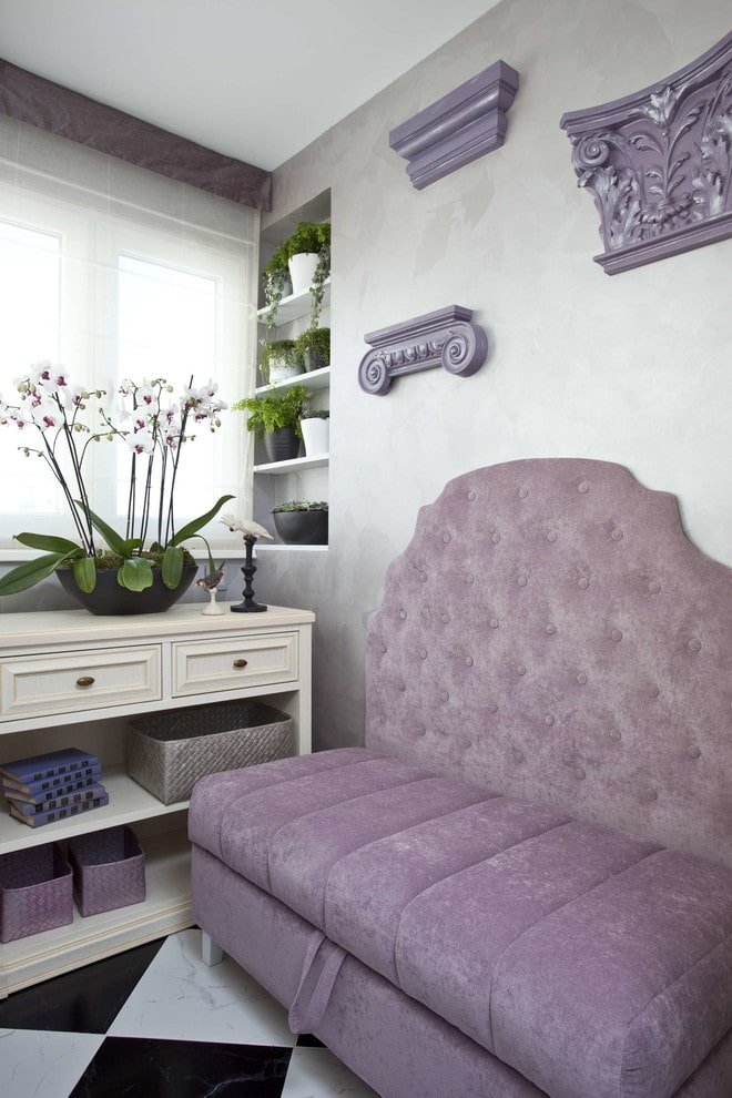 bank in het interieur van een klein balkon