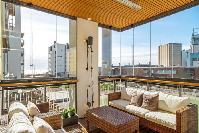 rieten bank in het interieur van het balkon