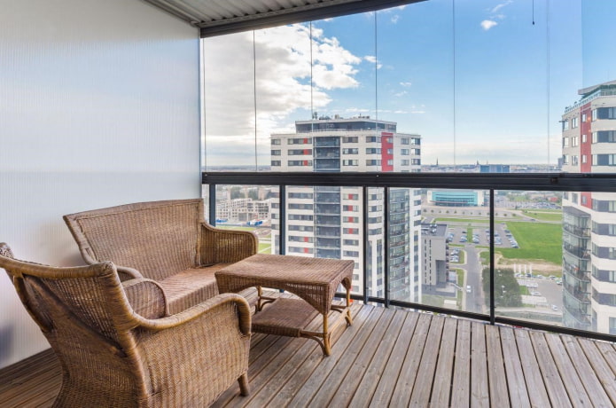 rieten bank in het interieur van het balkon
