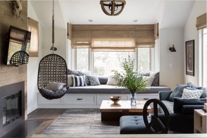 breed raam in de woonkamer