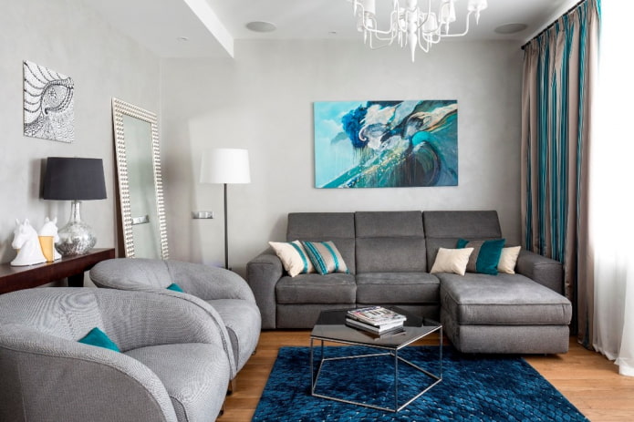 bankmodel met een grijze ottoman in het interieur
