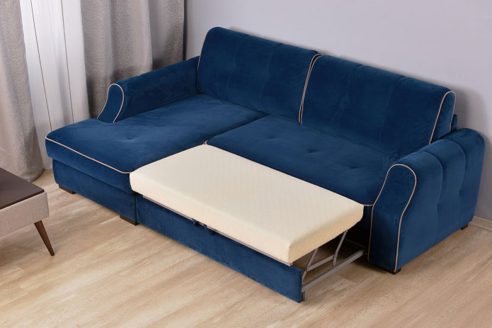 opklapbare bank met een ottoman in het interieur