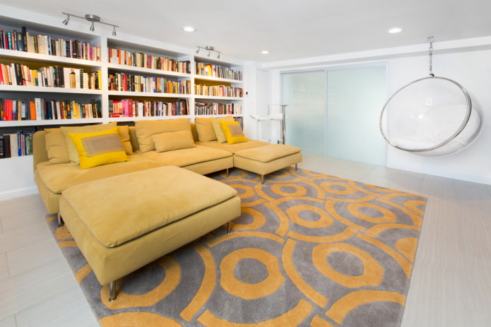 bankmodel met twee voetenbanken in het interieur
