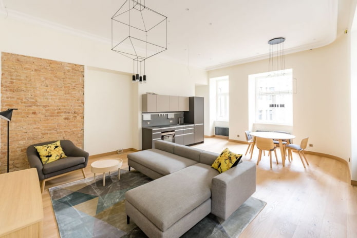 klein bankmodel met een poef in het interieur