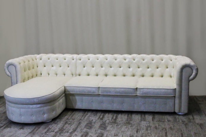 bankmodel met voetenbank in het interieur