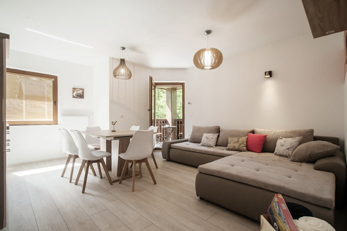 groot bankmodel met een ottomane in het interieur