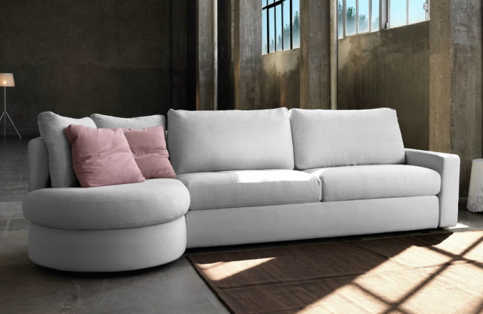 bankmodel met een witte ottoman in het interieur