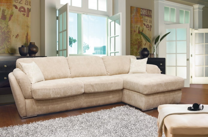 bankmodel met beige ottomane in het interieur