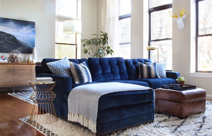 stoffen bankmodel met een ottoman in het interieur