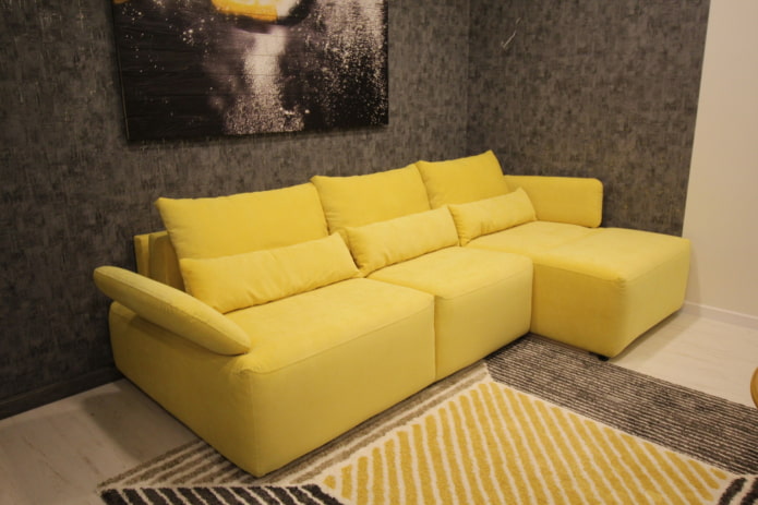 bankmodel met een ottomane in het interieur