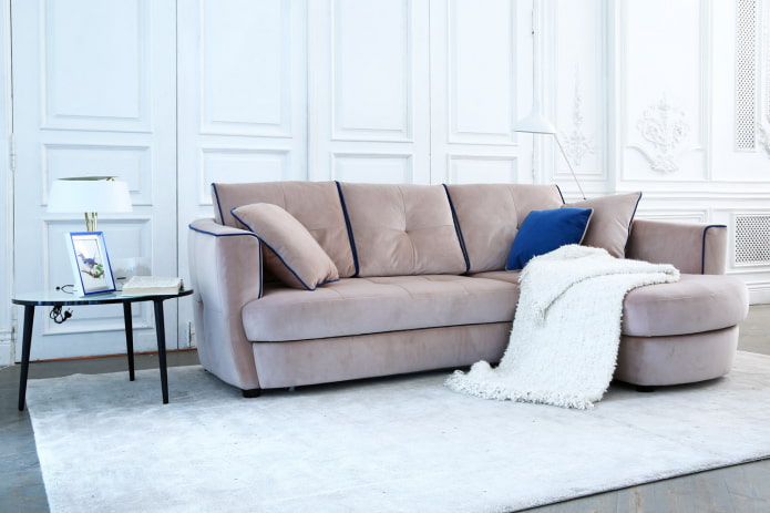 bankmodel met ottomane in het interieur