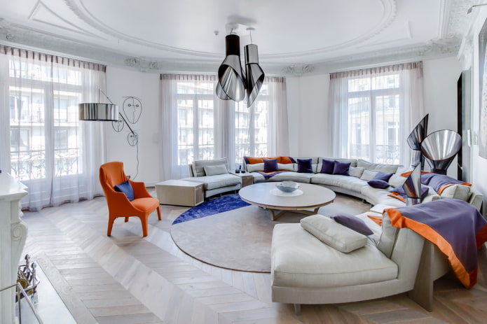 Ronde bank in een grote woonkamer