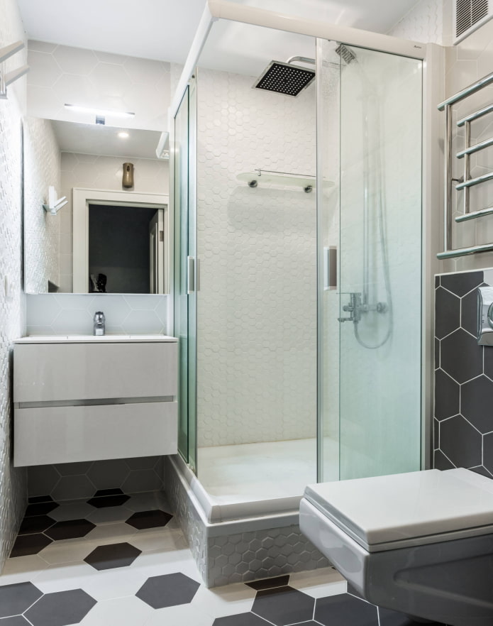 Douchecabine in een kleine badkamer