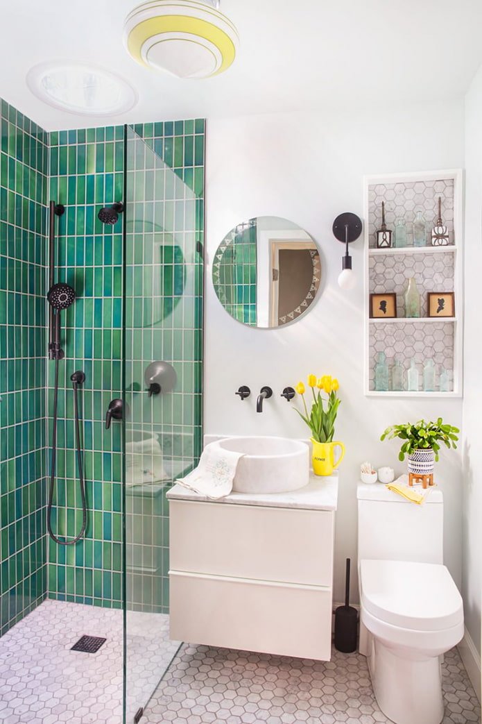 Groene tegels in de douche