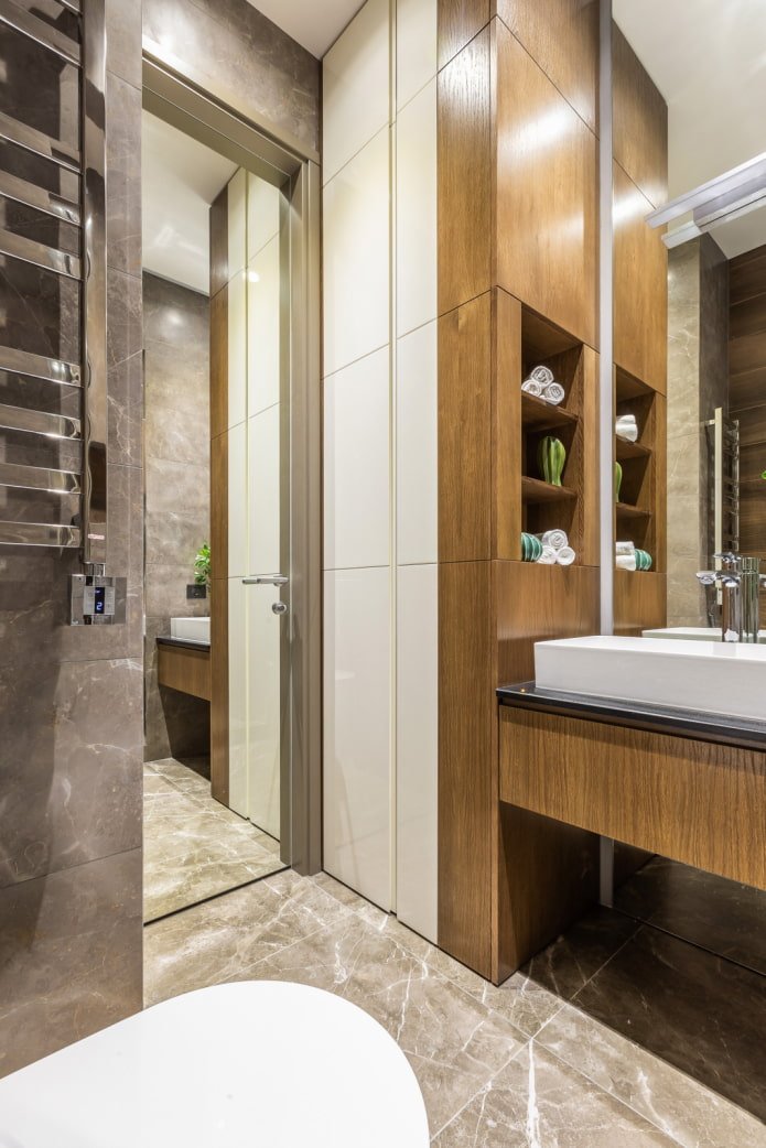 Hoge kast in de badkamer