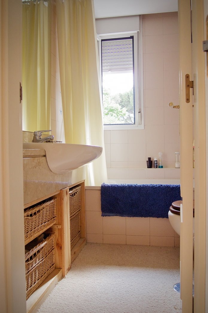 Manden in de badkamer