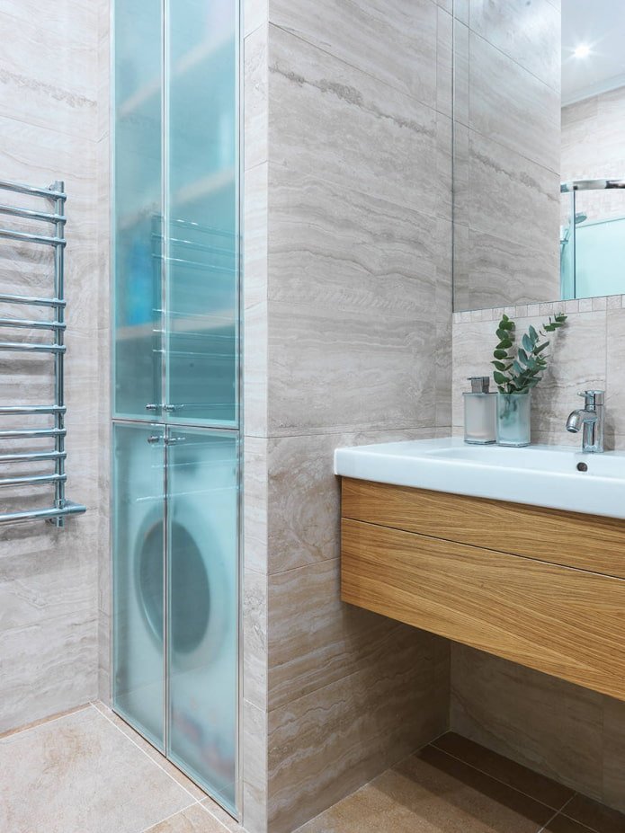 Kast met transparante gevels