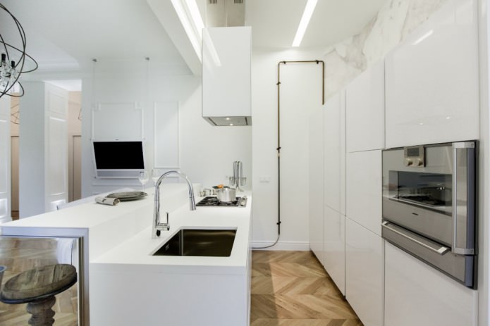 Interieur van een gecombineerde keuken-woonkamer met bar