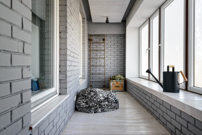 muurdecoratie in het interieur van het balkon