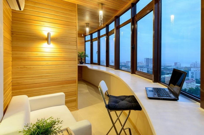 muurdecoratie in het interieur van het balkon