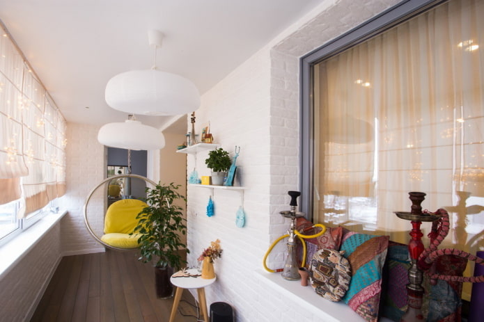 plafonddecoratie in het interieur van het balkon