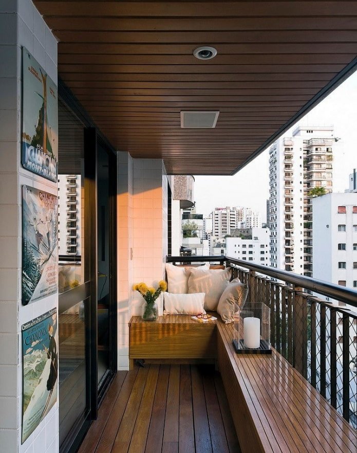 plafonddecoratie in het interieur van het balkon