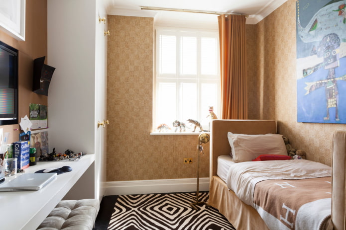 Bed, kledingkast en tafel