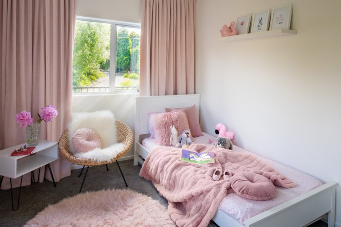 interieur van een slaapkamer van 9 vierkante meter voor een meisje