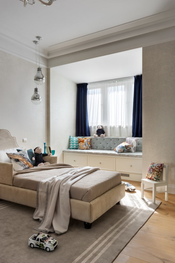 bank op de vensterbank in de kinderkamer