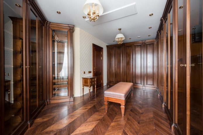 aankleden in het interieur van de kledingkast