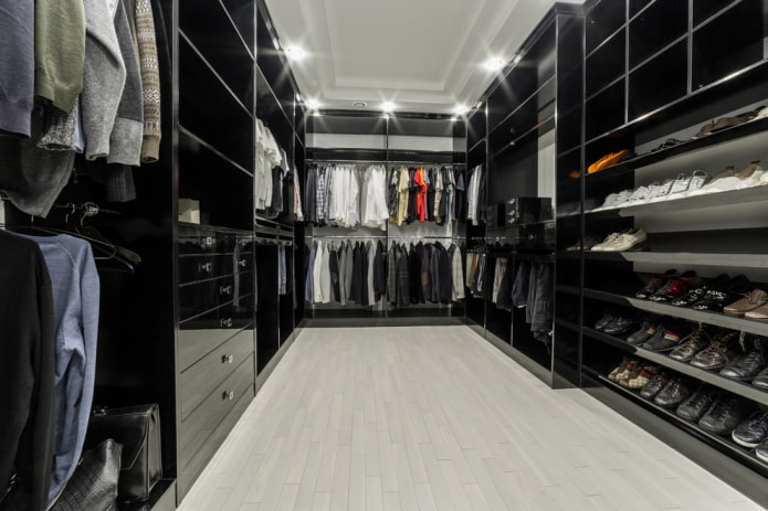 layout of a U-formed closet