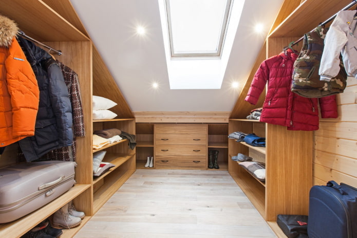 layout of a U-formed closet