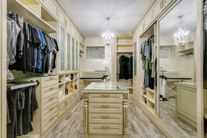 aankleden in het interieur van de kleedkamer