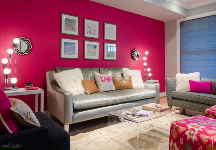 roze muur in de woonkamer