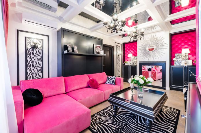Roze 3D-panelen en een spiegel op een accentmuur