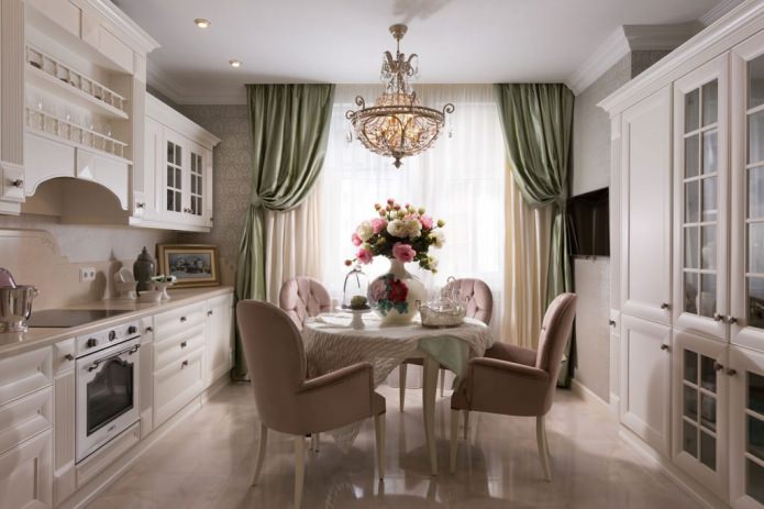 keukentafel in het keukeninterieur