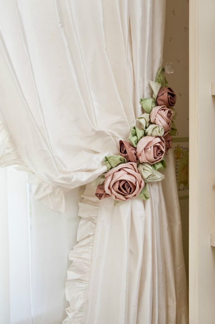 gordijnhanger met rozen
