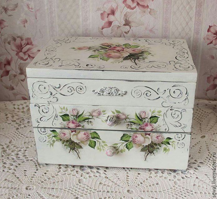 ladekast versierd met decoupage techniek