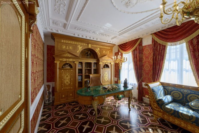interieur van een studeerkamer in empirestijl