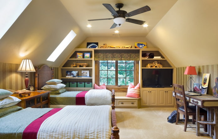 slaapkamer met tweepersoonsbed op zolder