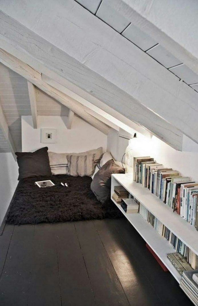 rustplek en boeken in de kast